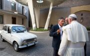 Папе Римскому подарили Renault 4L