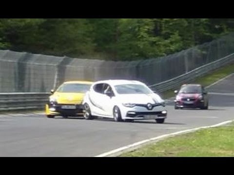 Новый Renault Clio RS вылетел с трассы