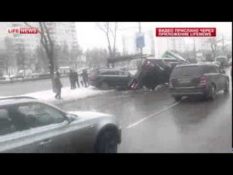 В Москве эвакуатор упал на Ауди во время погрузки